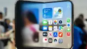 El nuevo plegable de Apple, el iPhone Duo, exhibido durante un evento de la compañía en el teatro Steve Jobs en Cupertino, California.