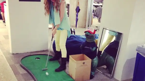 Thalía es fanática del deporte, eso se nota en su cuerpo. Y aunque el mini golf no requiere de gran condición física, la cantante lo disfruta a lo grande.