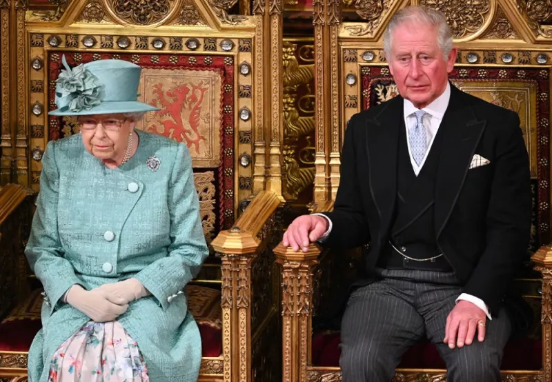 Reina Isabel II y el príncipe Carlos
