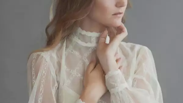 Una nueva corriente natural, melancólica y medieval se cuela entre las tendencias nupciales para las novias más relajadas y arriesgadas.