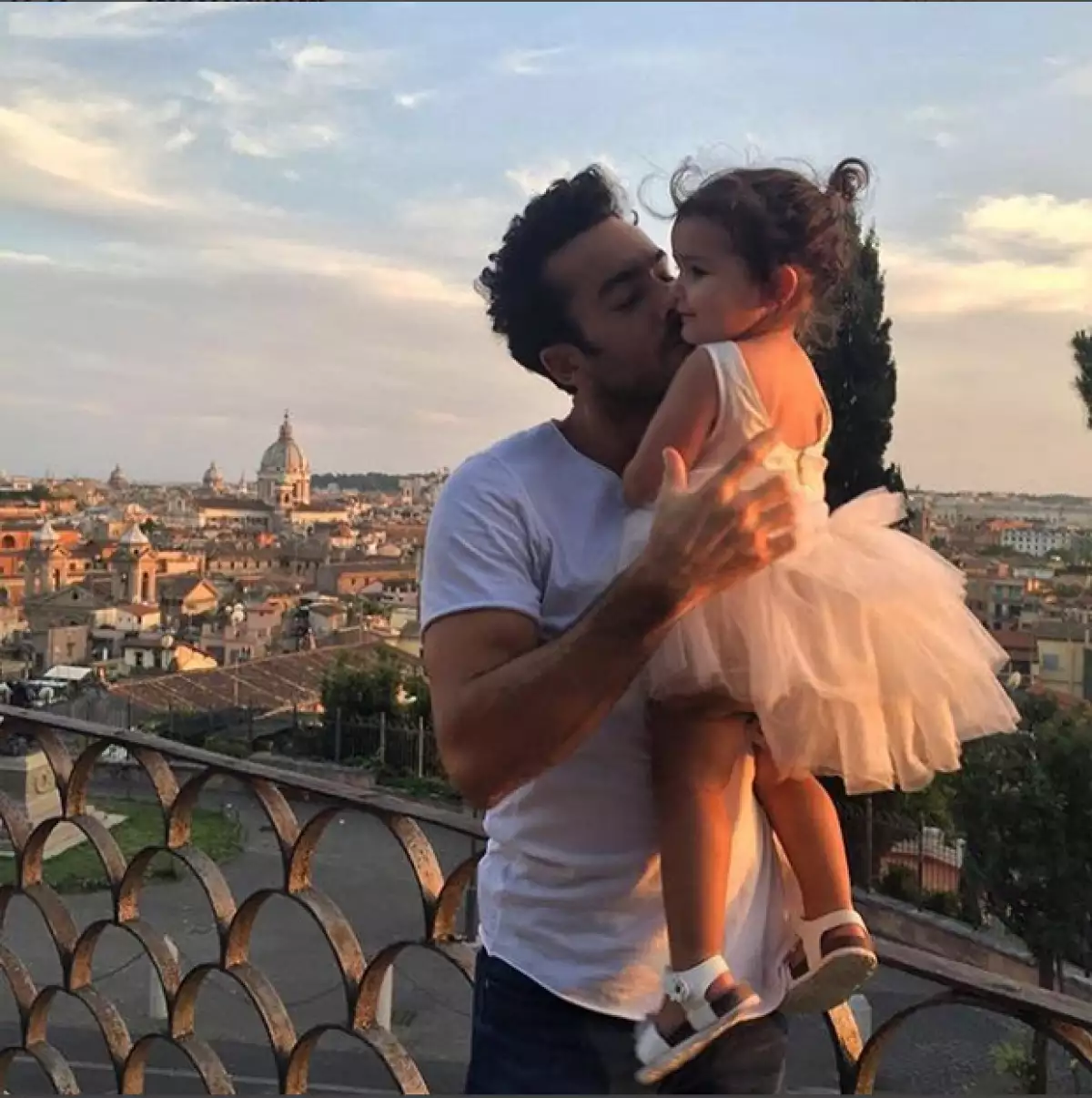El actor lamentó no haber estado con Regina en un día tan especial, pero a través de las redes sociales le envió un mensaje lleno de cariño.
