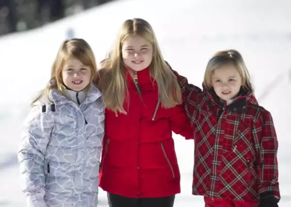 La princesa Amalia (centro) será llamada a partir del 30 de abril Su Alteza Real.