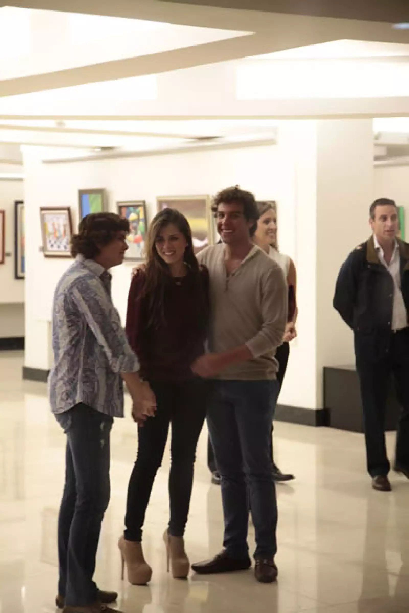 Paulina Peña y su novio Iñaki Elola Spínola junto a Alejandro Peña apoyando a Sofía Castro.