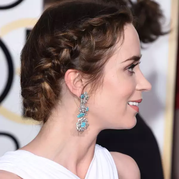 Emily Blunt estuvo en la lista de las mejor vestidas y su peinado de trenzas le dio el toque perfecto.