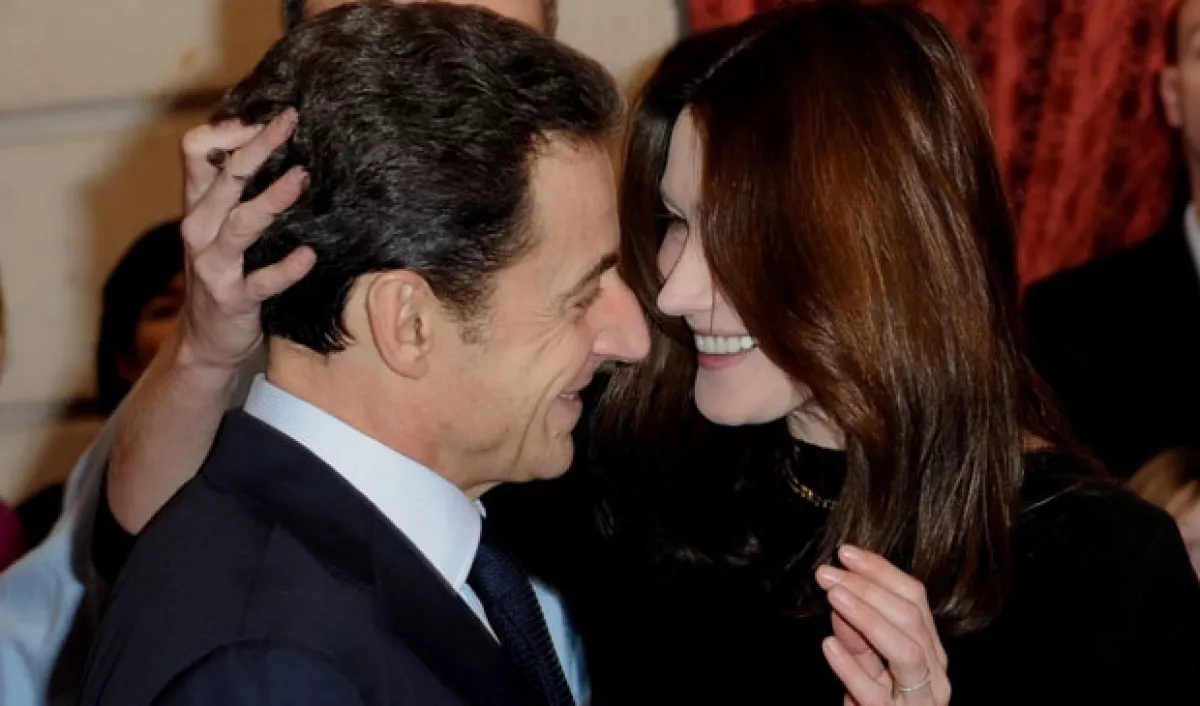 La primera Dama de Francia aseguró, en una entrevista, que está viviendo un cuento de hadas al lado de su marido, el presidente francés Nicolas Sarkozy.