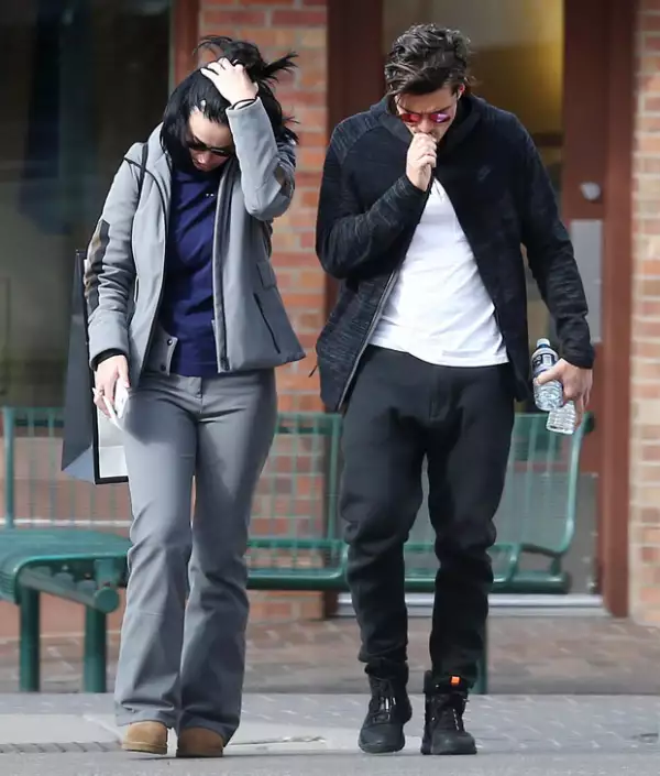 Los dos famosos trataron de ocultar su identidad al darse cuenta que eran fotografiados.