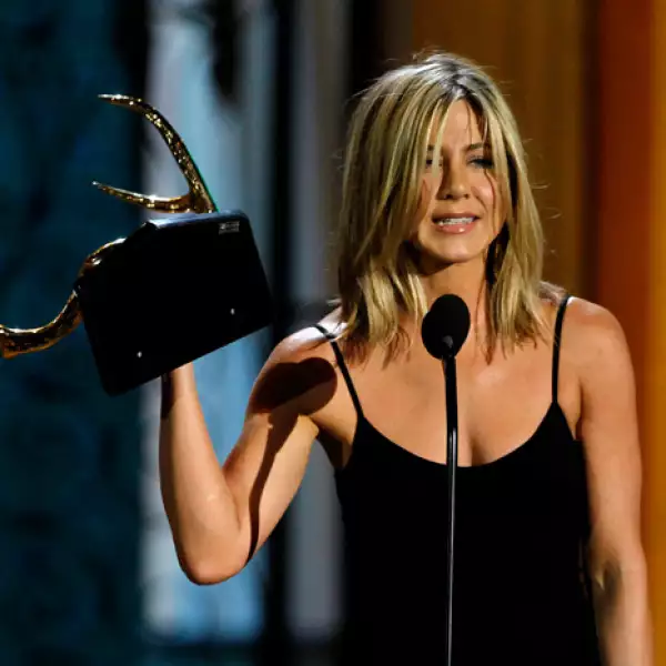 Jennifer Aniston con su reconocimiento de `Una Década de Sensualidad´.