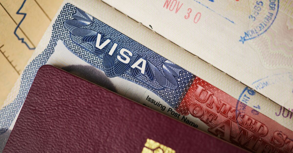 JUEZ DESBARATA PLAN DE TRUMP: ¡ADIÓS A LA TASA DE 100 MIL DÓLARES PARA VISAS!