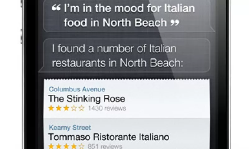 El asistente personal Siri, le permite al usuario hablarle al teléfono, redactar mensajes de texto y agendar citas. (Foto: Cortesía Apple)