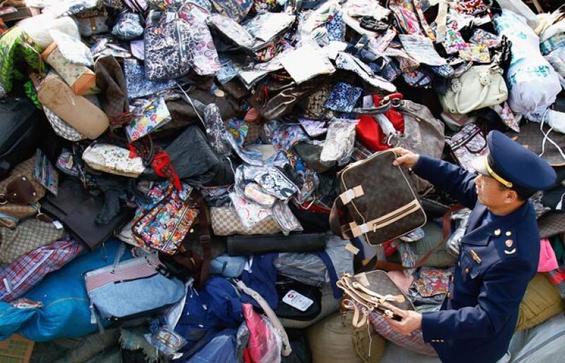 Probablemente hasta has sido parte de ello o lo estés considerando; por eso te compartimos las realidades y secretos que la industria del ‘counterfeit’ tan celosame guarda.