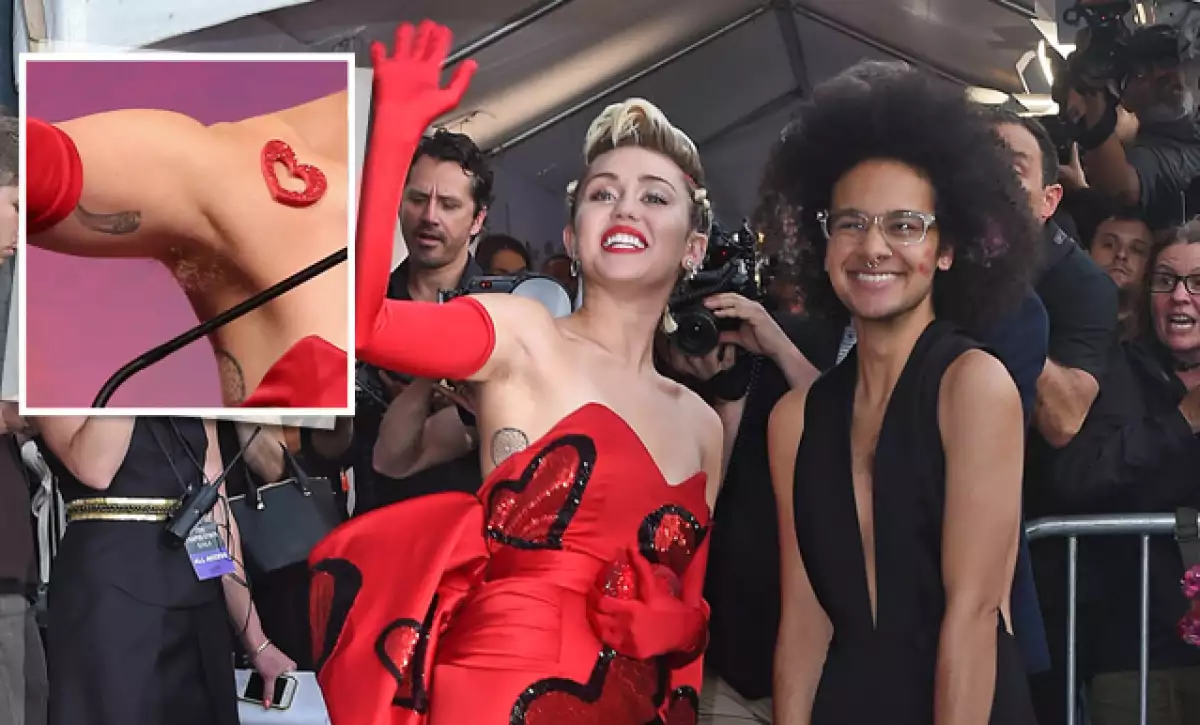 La polemica cantante acudió al evento con un vestido strapples con el que no temió mostrar que no se había depilado.
