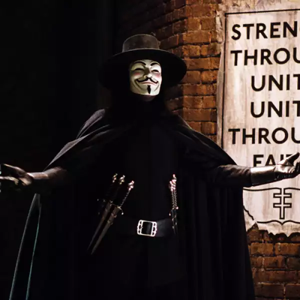 El look está claro, ¿no? Vístete todo negro y consigue una capa. Si no tienes una capa, ve a comprar un pedazo de tela. No es necesario que tengas la máscara, puedes ir a comprar pintura blanca y n...