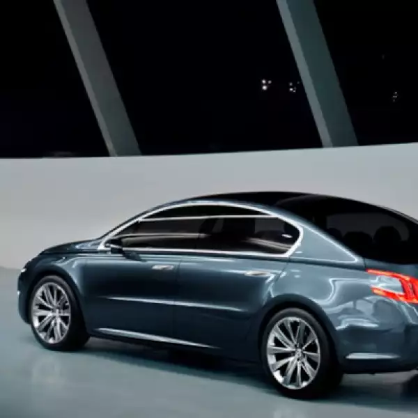 Los faros están compuestos por tres garras rojas, salientes, que personalizan el vehículo de noche y que son todo un guiño a ciertos modelos históricos de Peugeot.