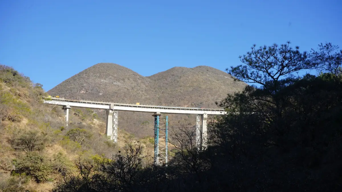 ¿Cómo la 'carretera imposible' Oaxaca-Puerto Escondido reduce viajes de seis horas a tres?
