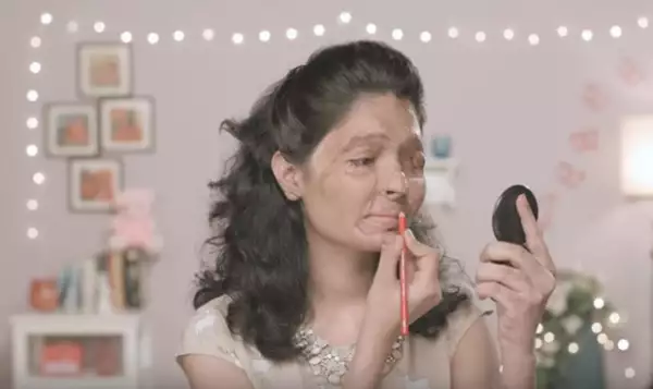 La organización hizo un makeup tutorial protagonizado por la modelo.