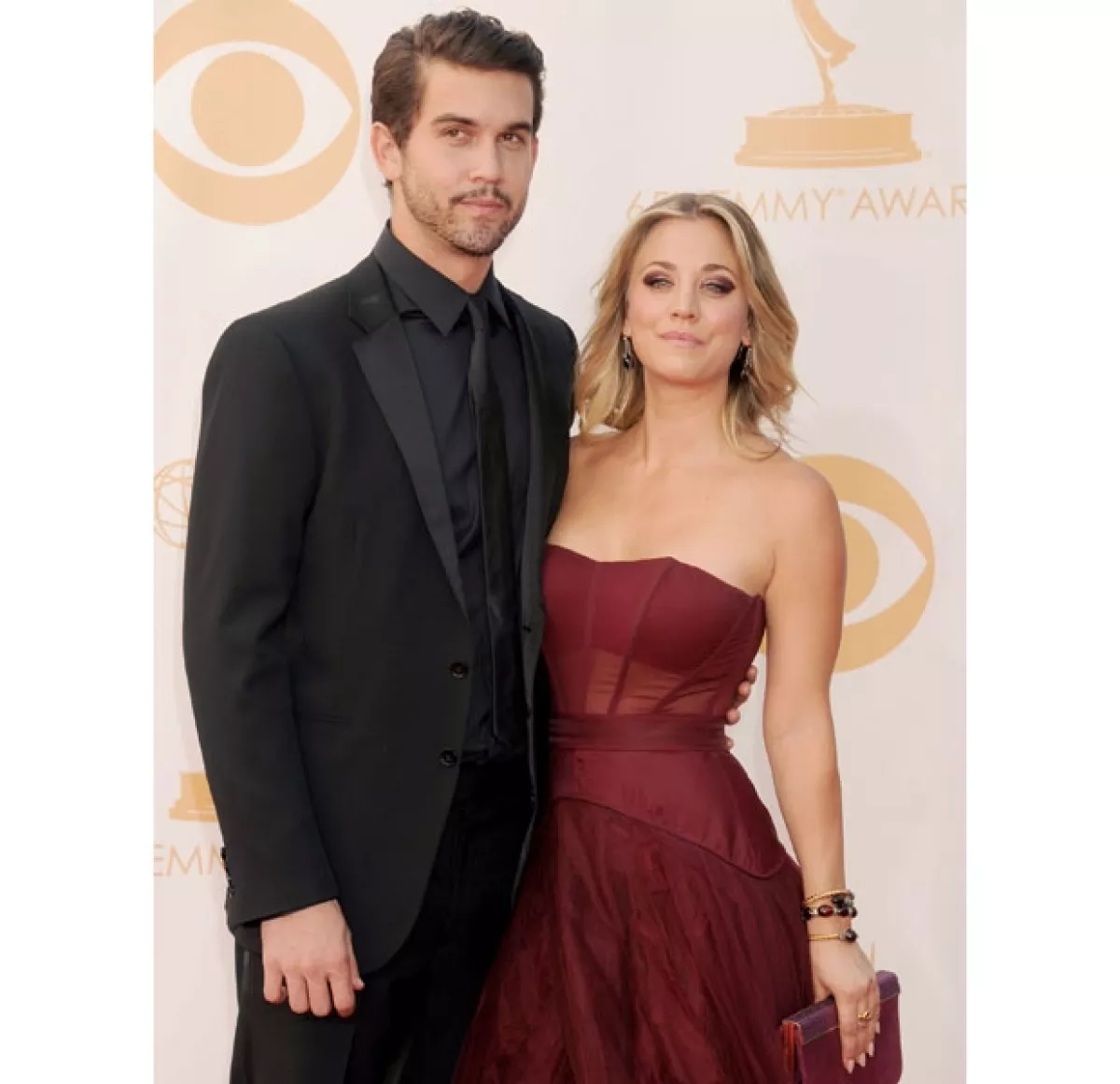 La alfombra roja de los premios Emmy sirvió como excusa para que Kaley y Ryan se presentaron juntos por primera vez en público.