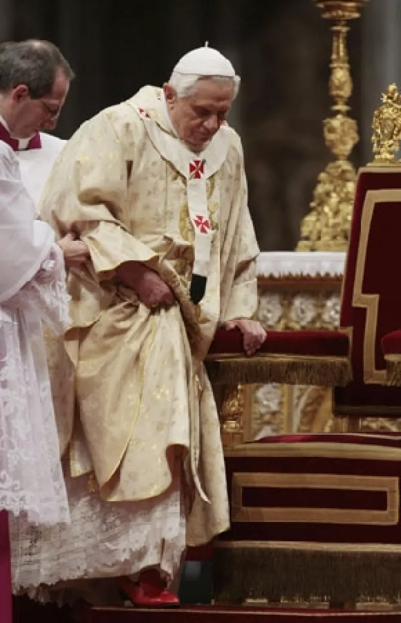 Una mujer que intentó alcanzar a Benedicto XVI hizo que el pontífice perdiera el equilibrio y cayera. La responsable ya fue detenida.
