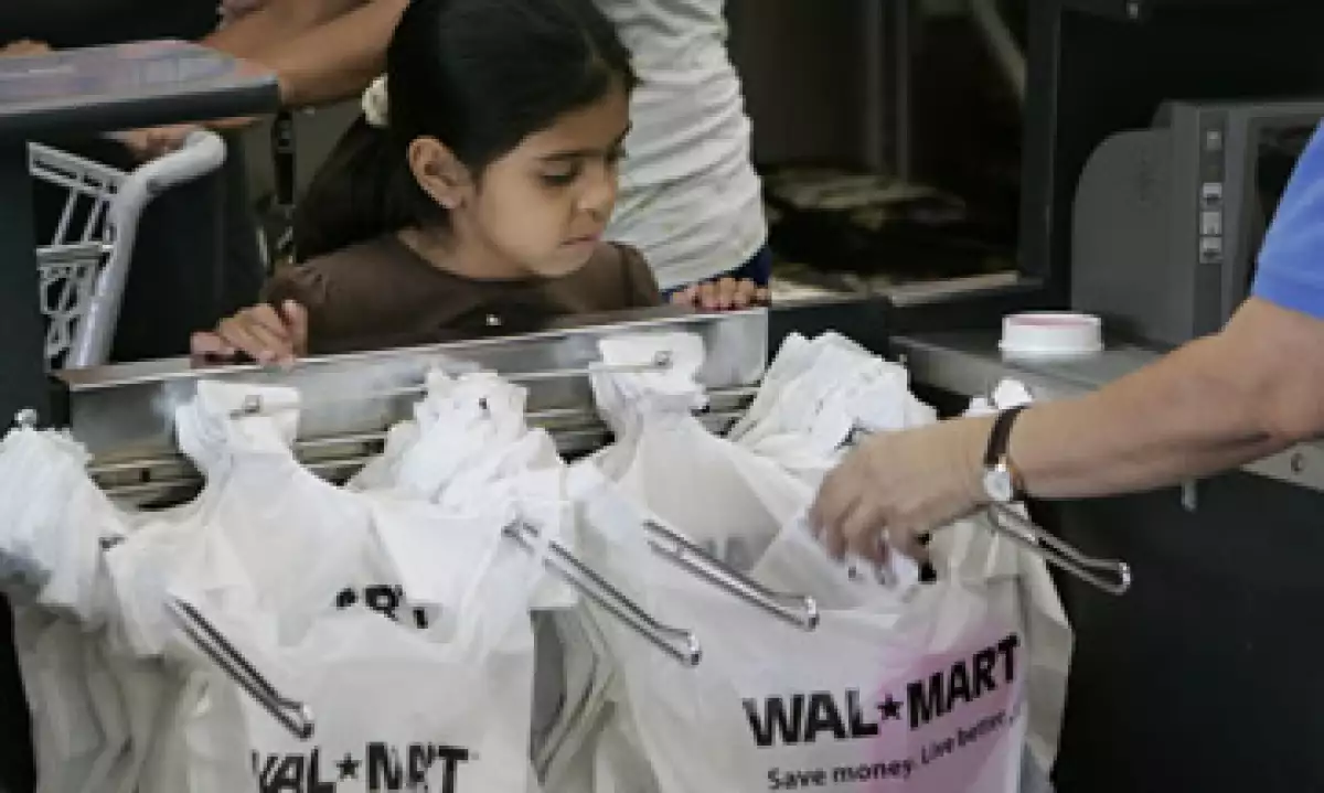 Los ingresos de Walmart en México son 59% superiores que los de Controladora Comercial Mexicana, Soriana y Chedraui juntos. (Foto: AP)