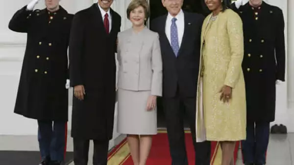 El aún presidente George W. Bush felicitó esta mañana a su sucesor en la Casa Blanca. Los acompañaron la todavía primera dama Laura Bush y la esposa de Obama, Michelle.