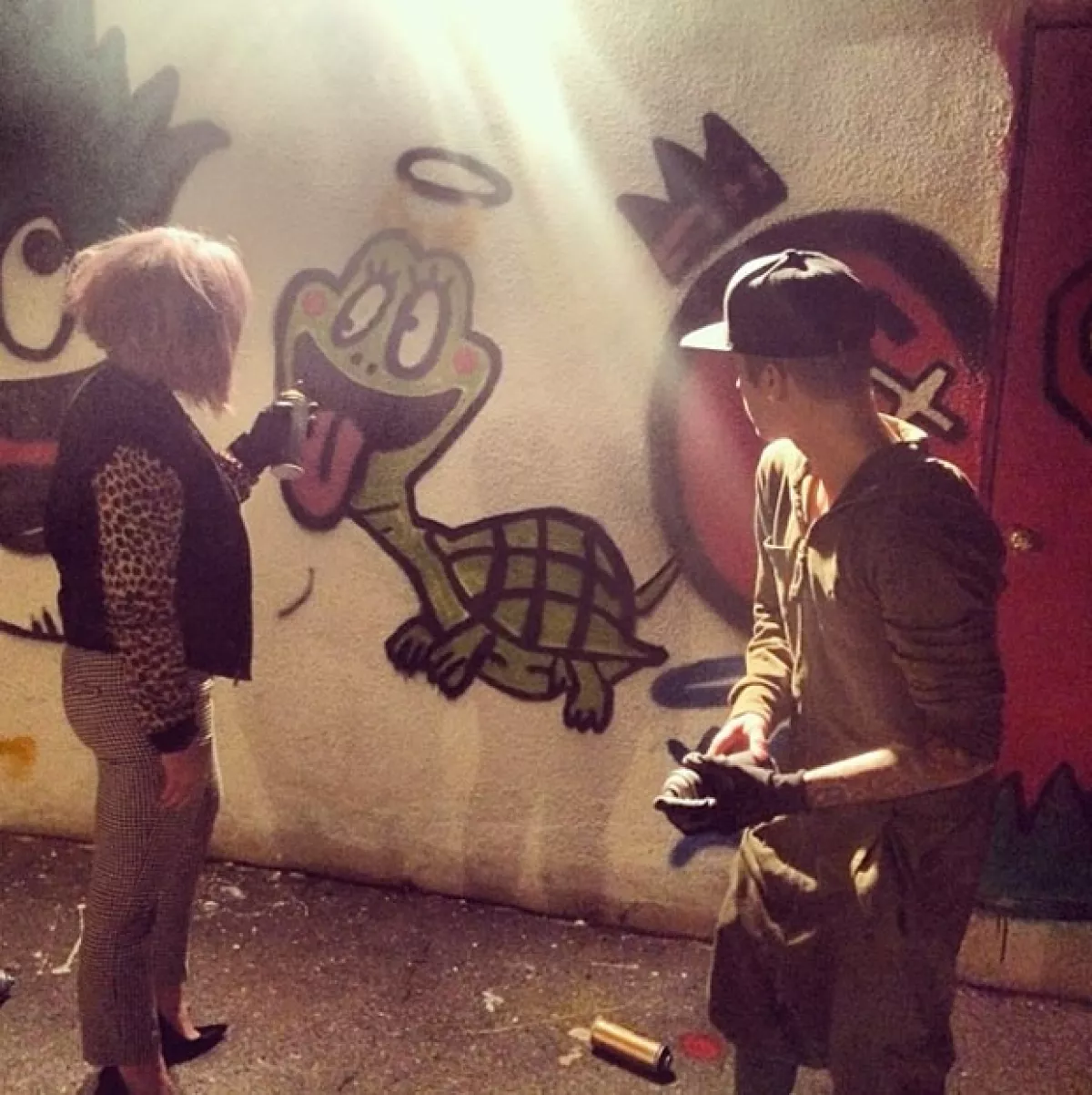 Kelly pasó la noche graffiteando con Justin Bieber.