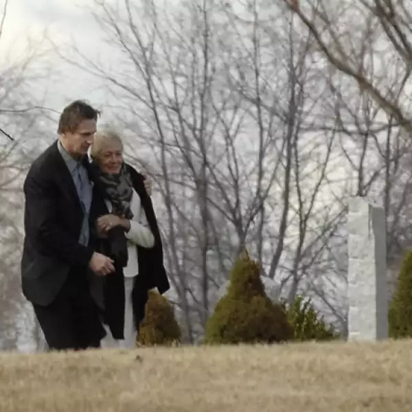 Liam Neeson y Vanessa Redgrave, mamá de Natasha, durante el entierro que se llevó a cabo el domingo en Nueva York.