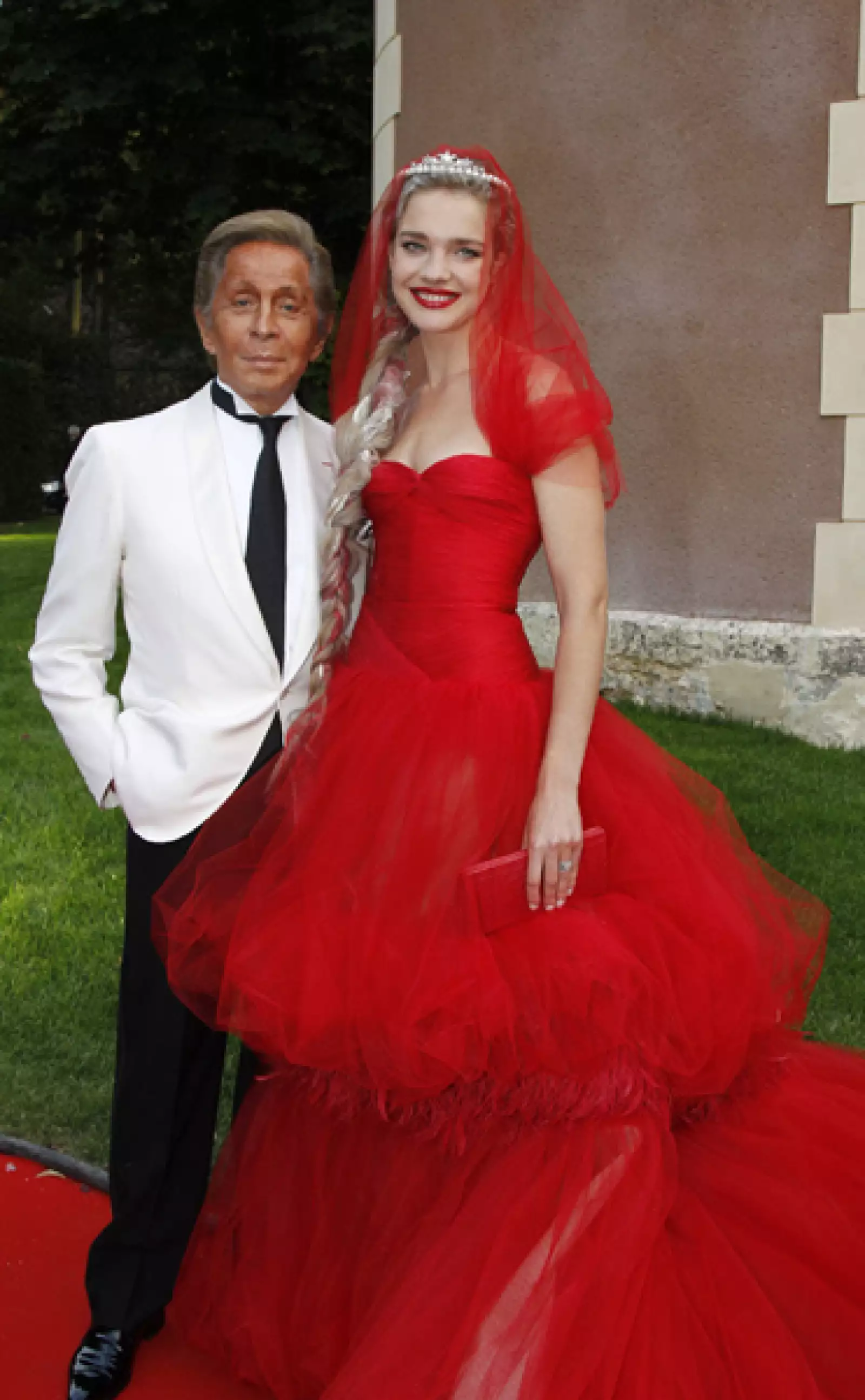 Garavani, de 80 años, se encantó por las mujeres con vestidos de color rojo, el cual convirtió en uno de sus colores más emblemáticos hasta el punto que la empresa Pantone lo bautizó con su nombre.