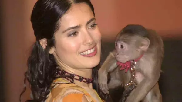 La infancia de la actriz se vio rodeada por animales exóticos, como tres tigres y después dos monos que le fueron obsequiados por el actor Antonio Banderas cuando trabajaban juntos.