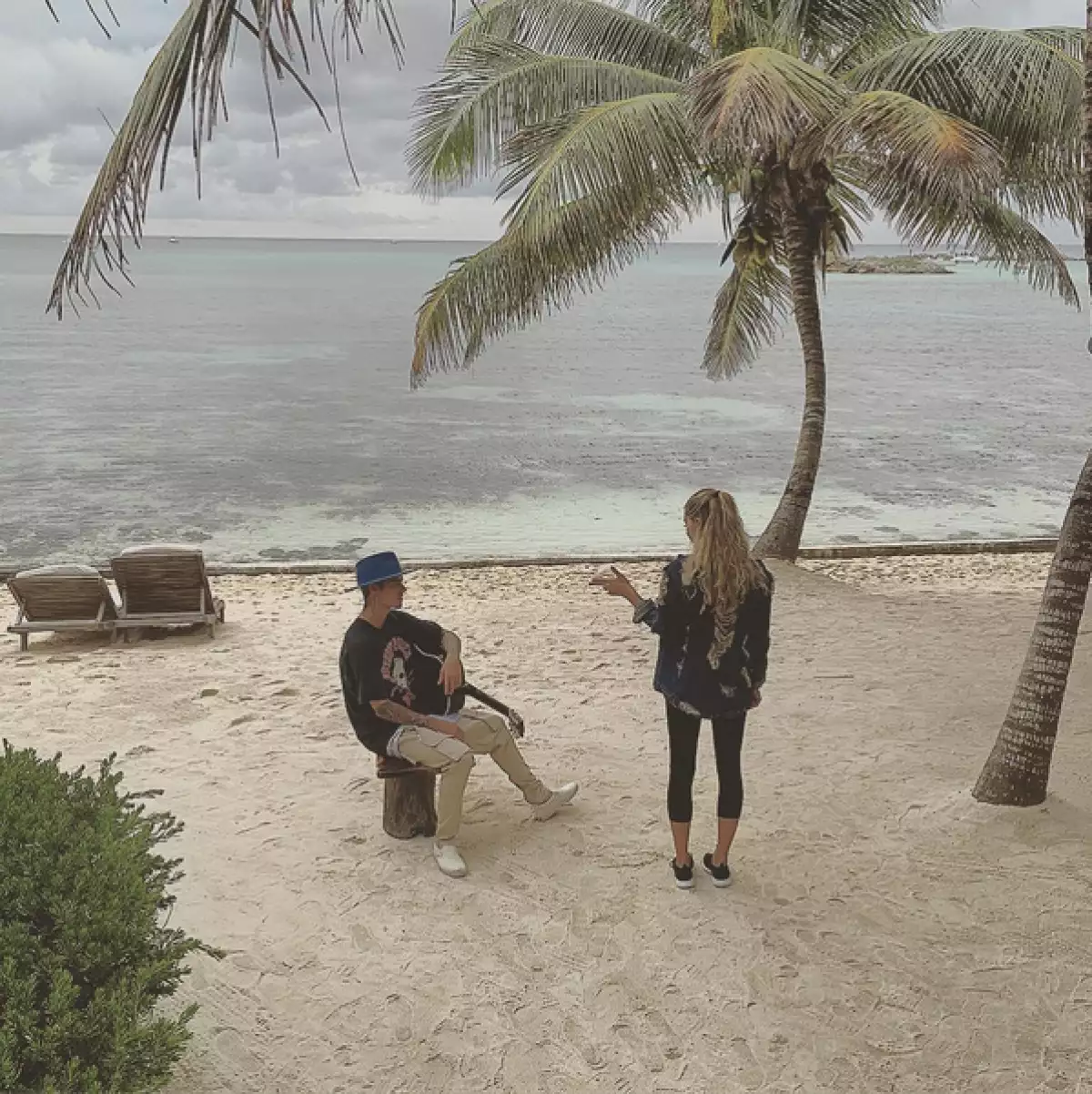 Parece que el cantante ha tomado inspiración de su nueva musa y desde el paradisiaco caribe mexicano le canta y hasta compone nuevos temas.