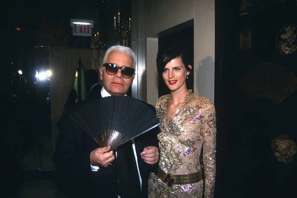 Foto: GettyImages; Karl Lagerfeld y Stella Tennant, 1996
