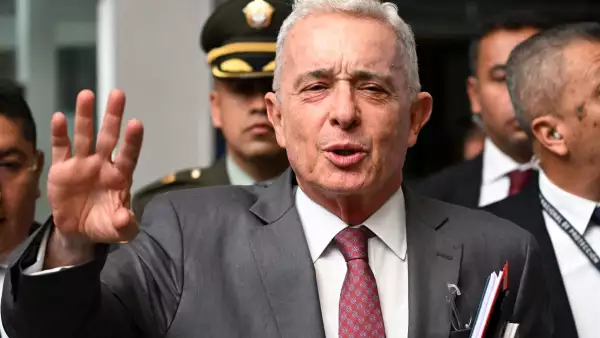 El expresidente colombiano Álvaro Uribe gesticula mientras habla a la prensa fuera de un complejo judicial al final de su juicio en Bogotá el 10 de febrero de 2025.
