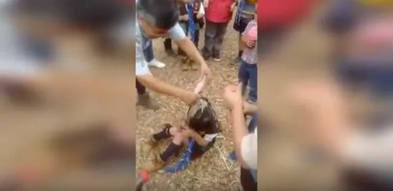 En redes social circula un video en el que una líder de exploradores organiza una `novatada´ en la que bañan con refresco a una pequeña mientras ella no para de llorar.