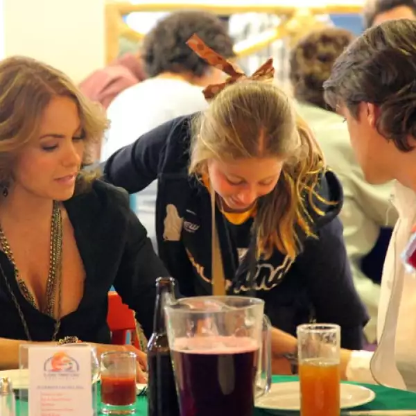 Como nos tiene acostumbrados, Lucero lució sexy y muy guapa con una blusa escotada negra.