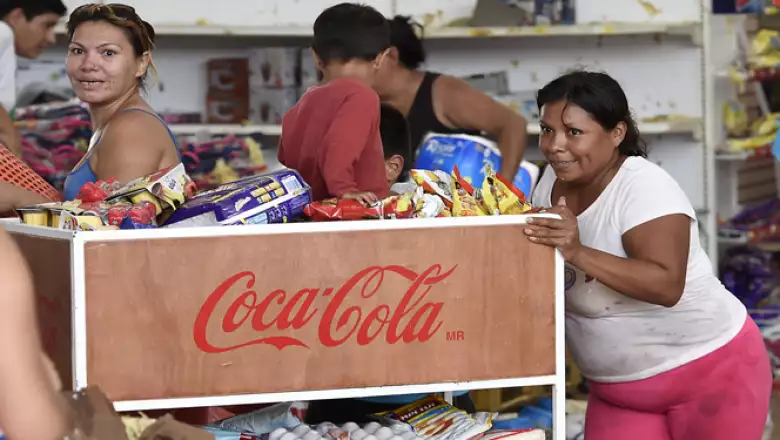 Agua y papel higiénico, son los productos más buscados por los residentes de Los Cabos, en Baja California, que cuatro días después del paso del huracán Odile, siguen sin agua ni electricidad.