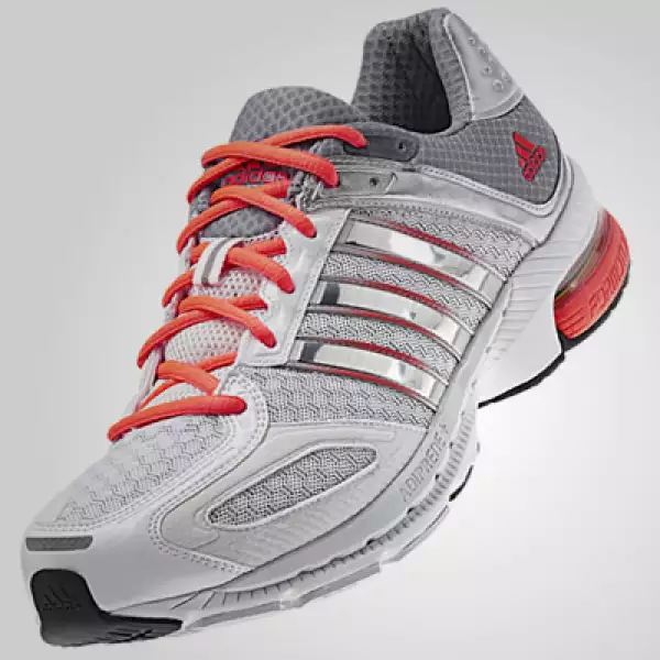 El modelo Supernova Sequence 5 tiene la tecnología Formotion, un sistema de movimiento libre con el talón separado, que ayuda al calzado a adaptarse al estilo de cada individuo.