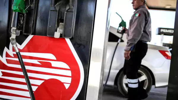 Miles de automovilistas de Estados Unidos cruzan a México para cargar gasolina