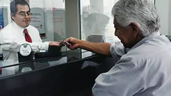 La banca dejará de cobrar 3,127 mdp con la eliminación de 9 comisiones. (Foto: Grace Navarro)