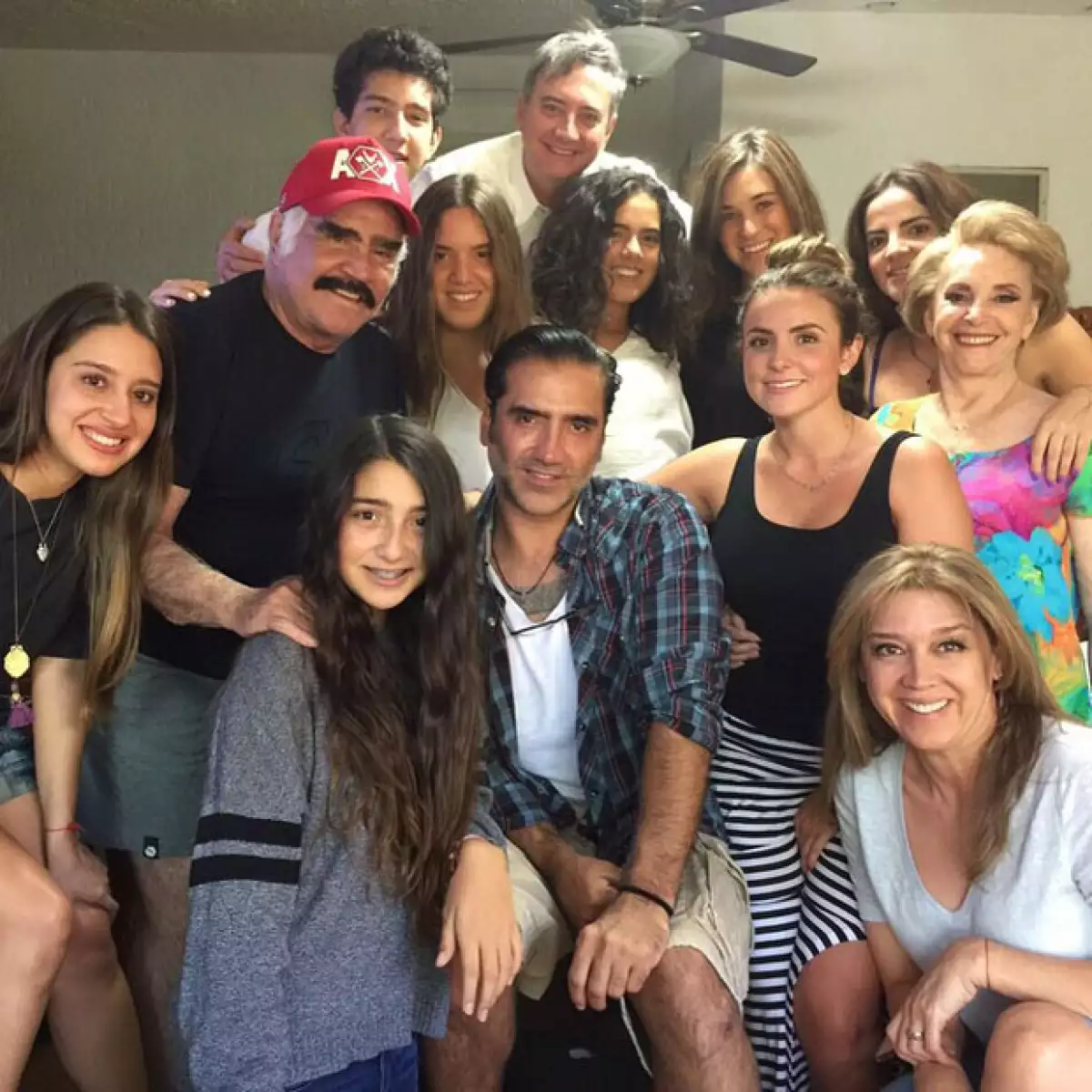 Hijos y nietos se reunieron para visitar a Don Vicente Fernández durante su recuperación. El Potrillo acudió acompañado de sus hijos y de Karla Laveaga, quien también figuró en la foto familiar.