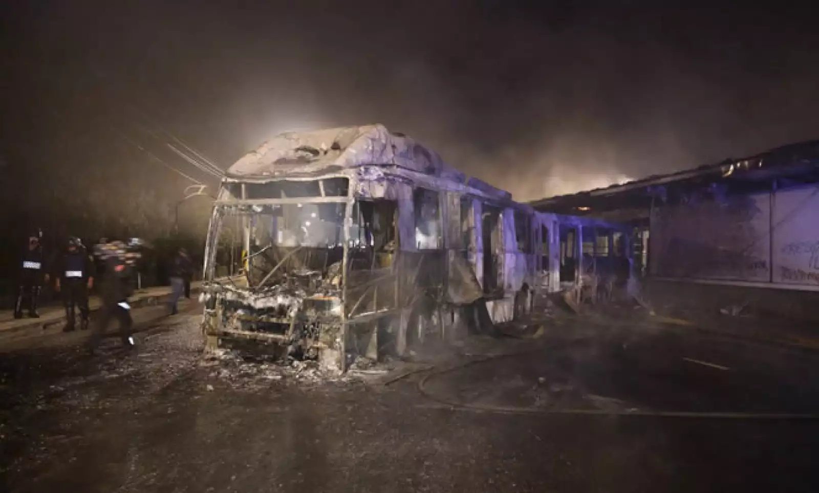 De manera paralela a las manifestaciones, al sur del DF unas personas tomaron una unidad del sistema Metrobús y lo quemaron. No hubo personas lesionadas.