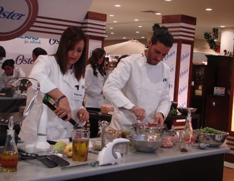 El actor fue el ayudante de Alejandra Maldonado, quien ganó el concurso “Cocinando con las Estrellas” de SEARS.