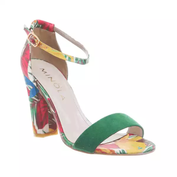 Unos zapatos con estampado veraniego le darán vida a tu look.
