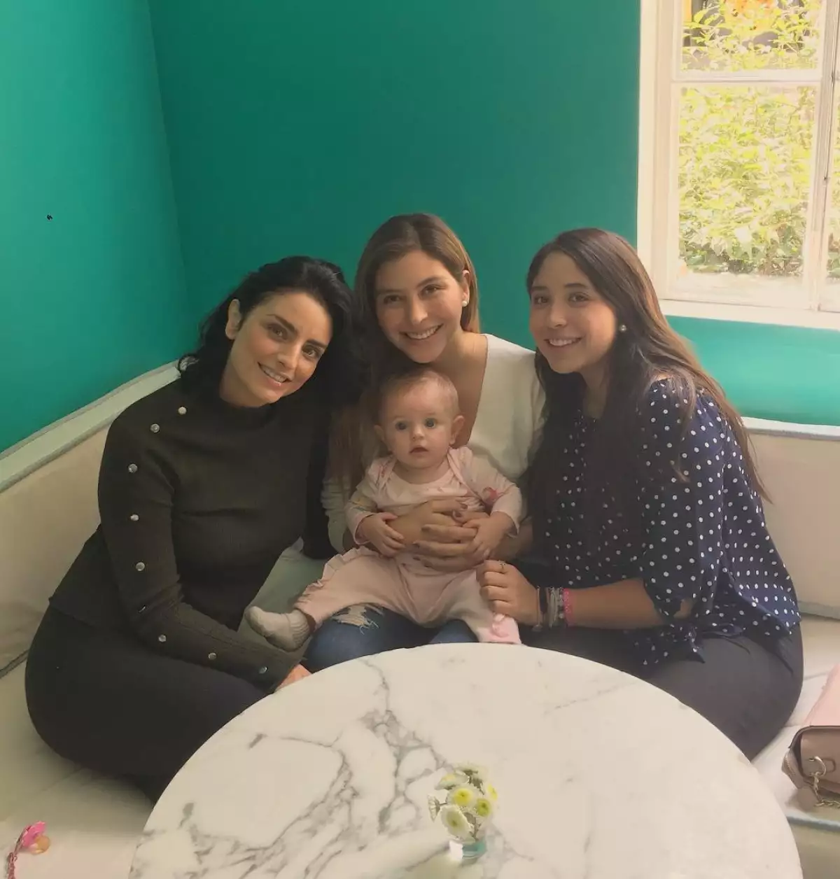 Aislinn-Derbez-Hermanas