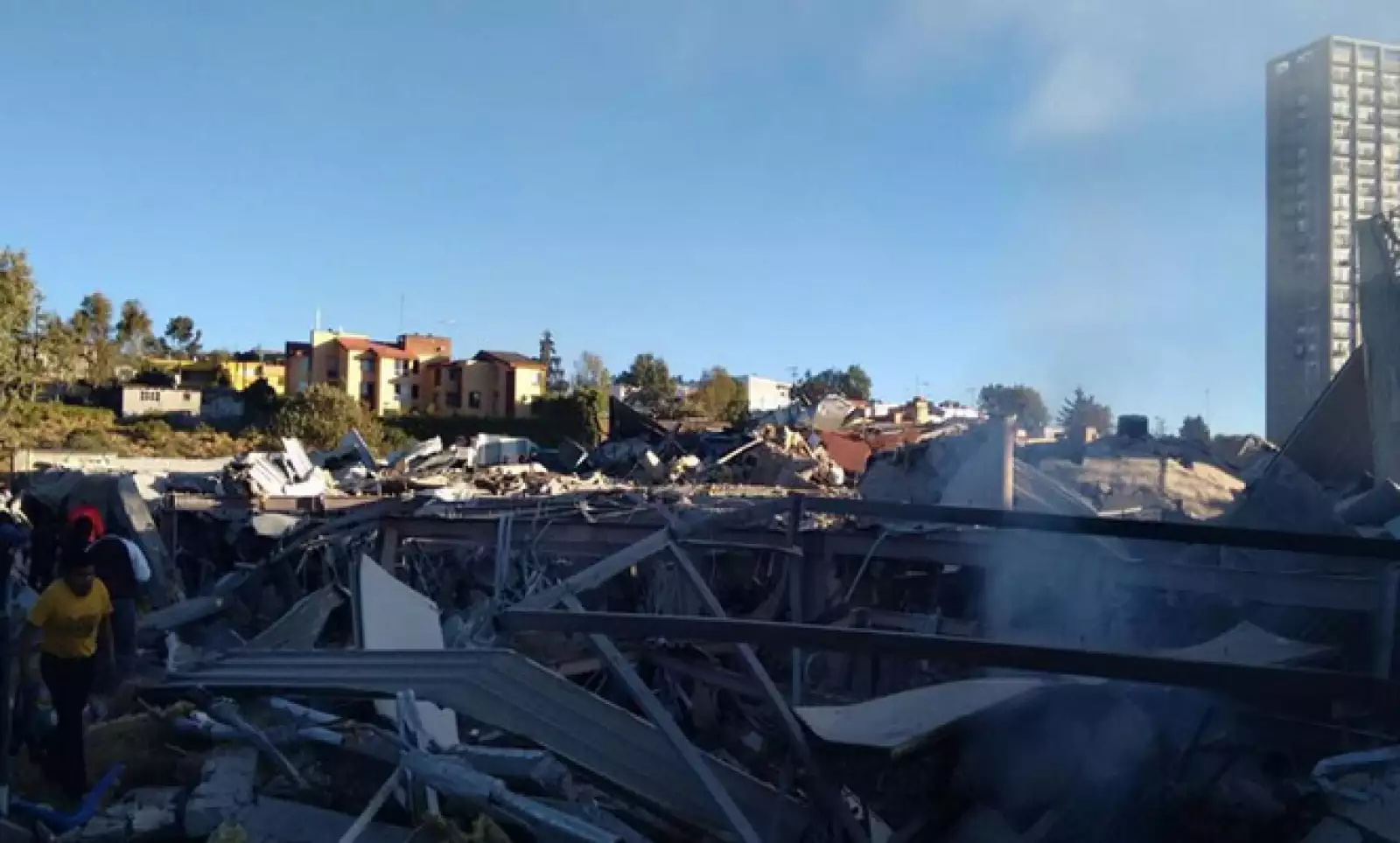 Hay almenos seis menores que están atrapados entre los escombros.