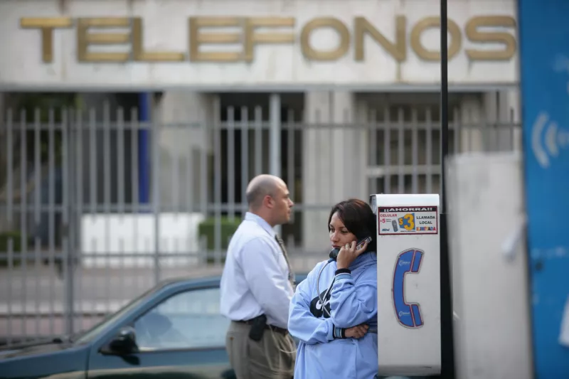 El uso de teléfonos públicos se desplomó por el uso masivo de celulares y las aplicaciones de mensajería.