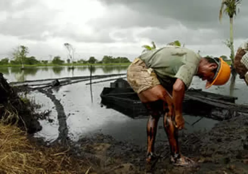 Pemex clausuró 396 tomas clandestinas en 2008 y 19 en lo que va de 2009. (Foto: AP)