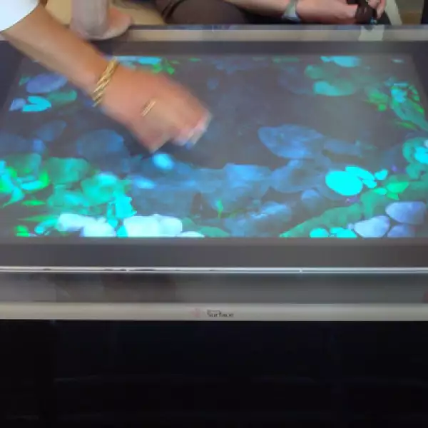 El lounge club tiene una novedosa mesa ‘multi-touch’ llamada Microsoft Surface con la que se puede jugar, tocar música, alterar imágenes, etc. Es una computadora táctil integrada en una mesa.