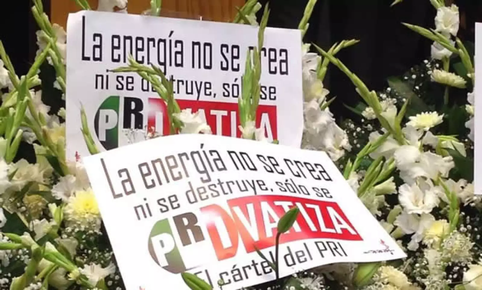 Junto con las flores los diputados colocaron mensajes en memoria de lo que llamaron la "PRIvatización" de Pemex.