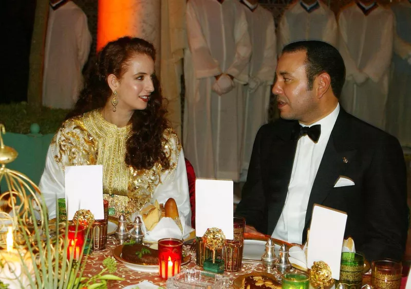 La princesa Lalla Salma y su esposo, el Rey de Marruecos, Mohamed VI, durante una Cena de Gala ofrecida en el Palacio Real durante el Festival Internacional de Cine de Marrakech en 2002.