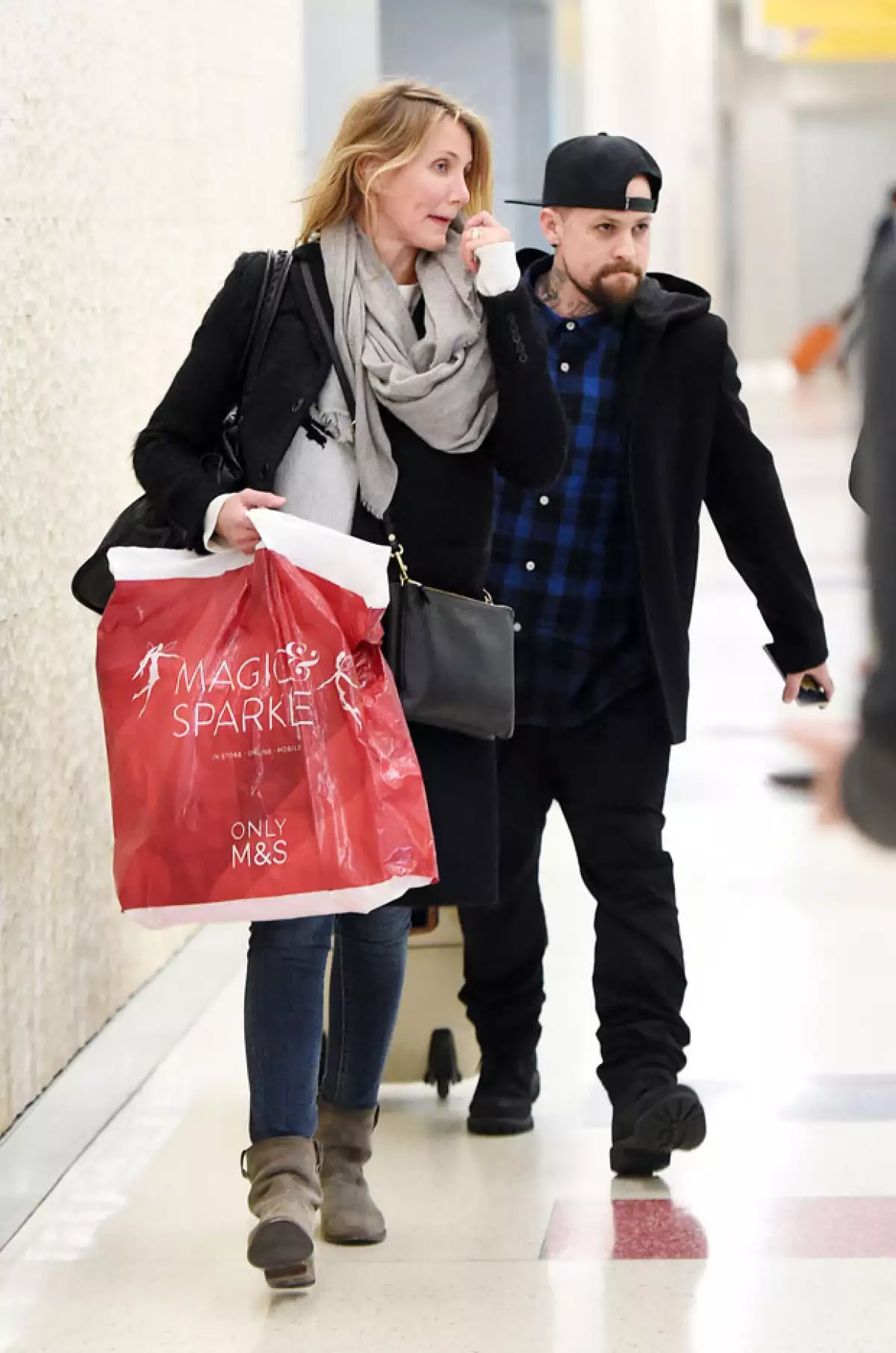 Cameron Diaz y su ahora prometido fueron vistos caminando en un aeropuerto de Nueva York notablemente felices.