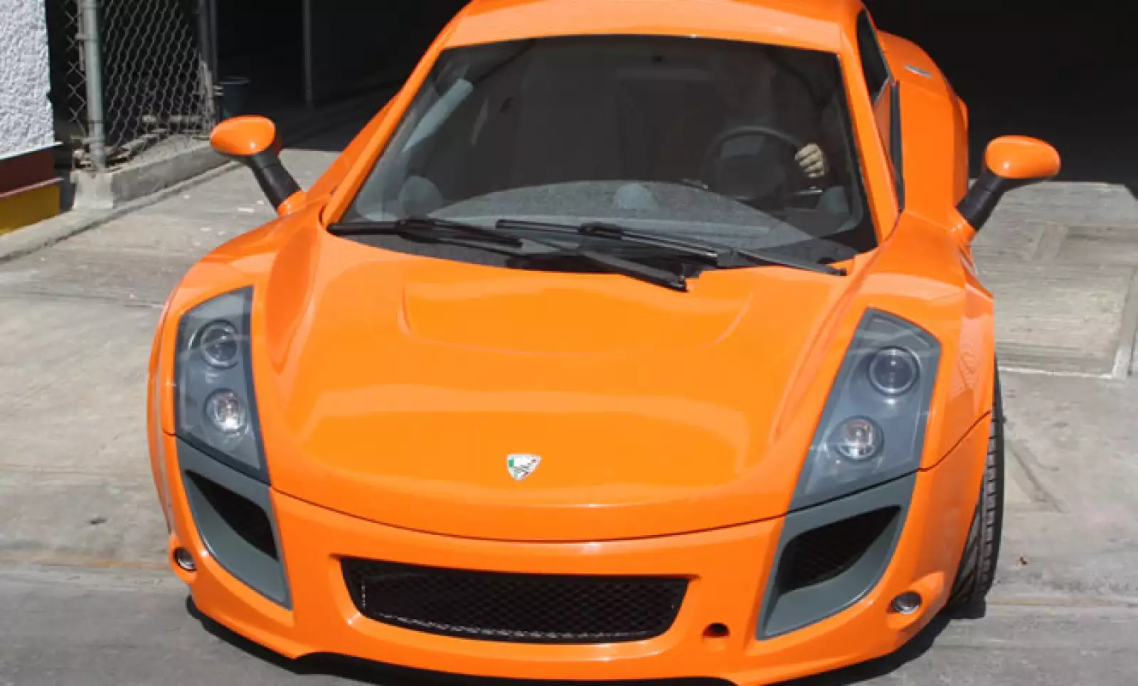 Este biplaza pesa poco más de 900 kilogramos, tiene un motor duratec de 2.0 litros que desarrolla 250 caballos de fuerza y se encargará de llevarlo de 0 a 100 kilómetros por hora en menos de 5 segundos.