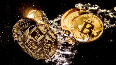 Ilustración de criptomonedas sumergidas en agua.